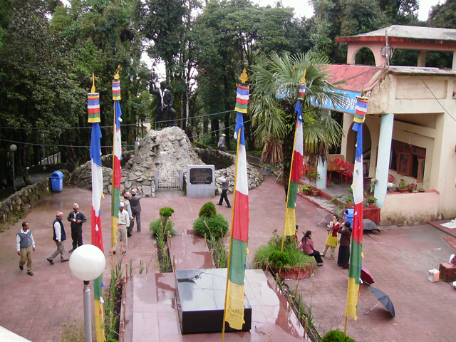 View of  both Tomb and Statue of Tenzin Norgay
