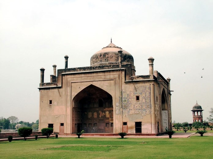 What are the attraction and sights other than Taj Mahal in Agra? What is weather like in Agra? 7 Windhorse Tours Chini Ka Rauza Agra Windhorse Tours